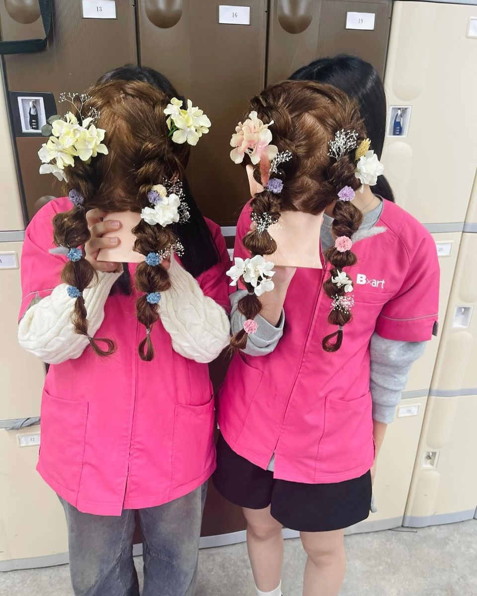 トータルビューティー科メイクコース1年生のヘアアレンジ授業