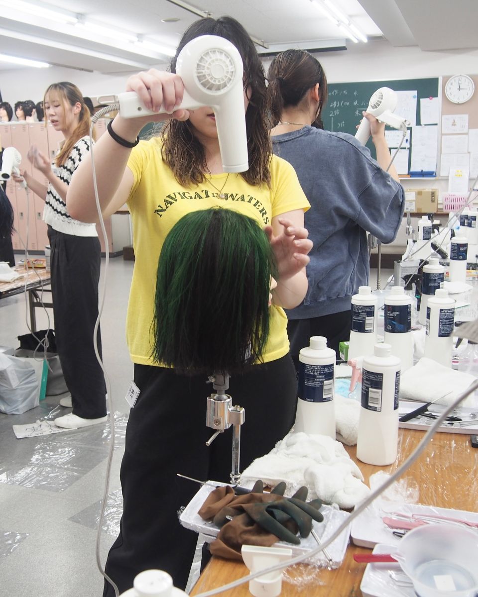 美容学生にとって欠かせない技術の一つである、ヘアカラーの授業を行い