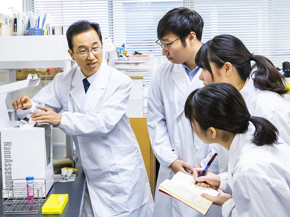 バラ売り可　実質一冊500円　東京薬科大学　生命科学部　2017,14,11年 4つめの新プログラムが誕生｜学部紹介｜生命科学部・大学院