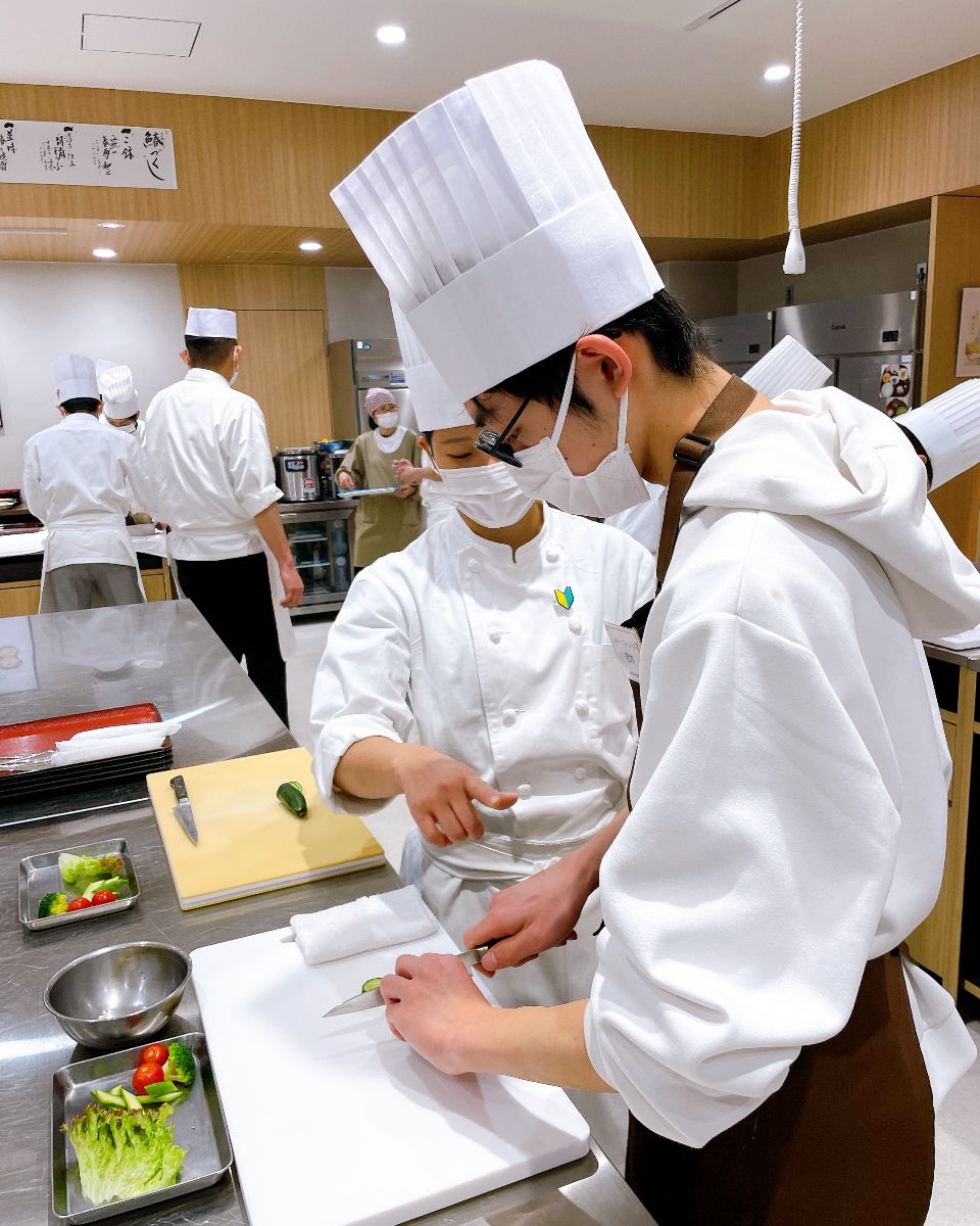 11月より学生レストランオープン！✨
学生レストランを活用したオープンキャンパスも随時実施中！✨

レストランの厨房でレストランス