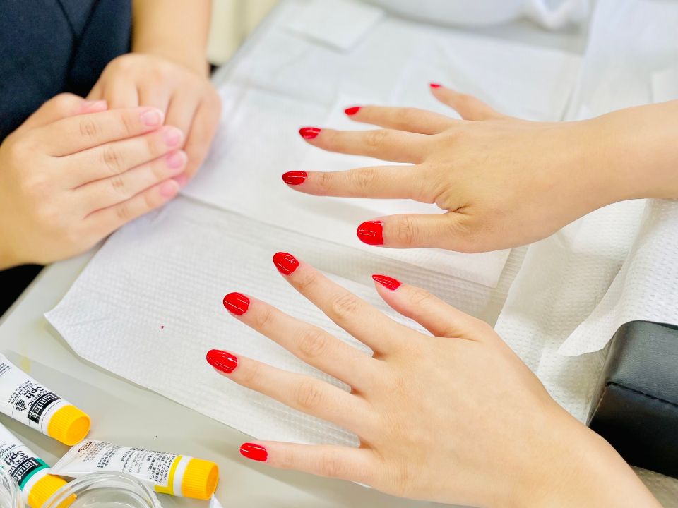 美容師学科のネイル実習。 ネイルの授業では、秋の検定に向けて