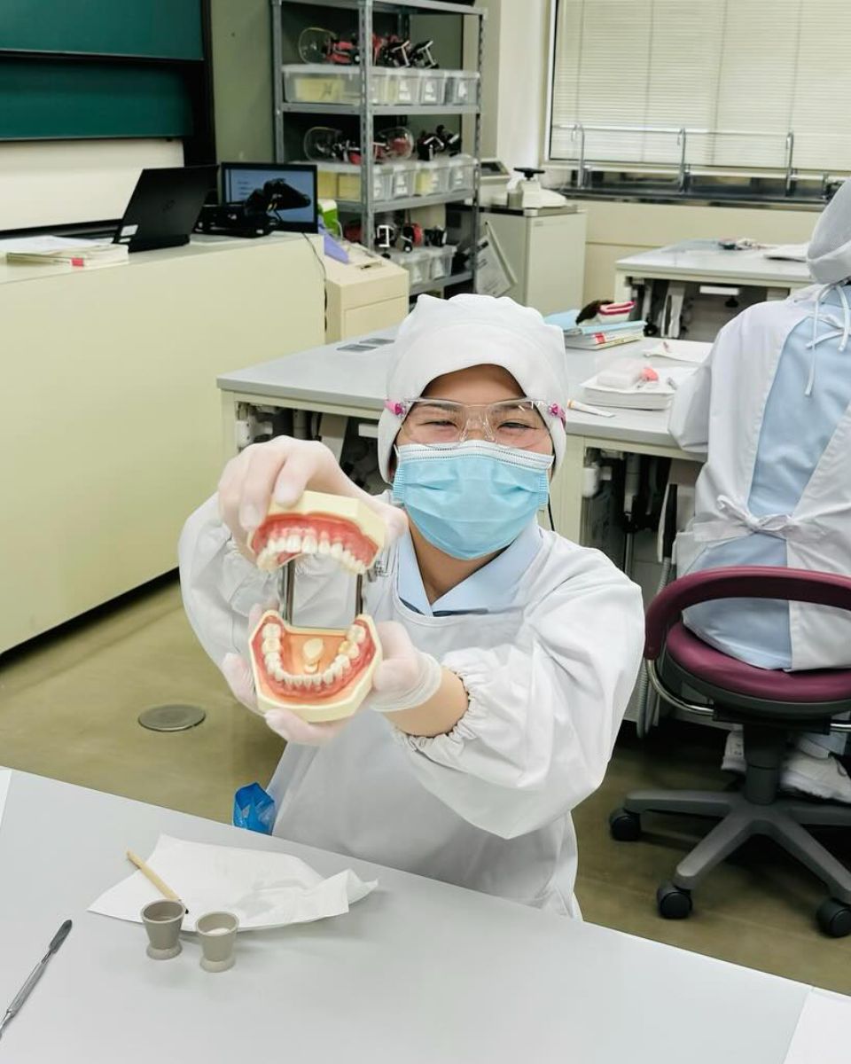 1年生の歯科診療補助実習。 仮封材の取り扱いを勉強しました🦷