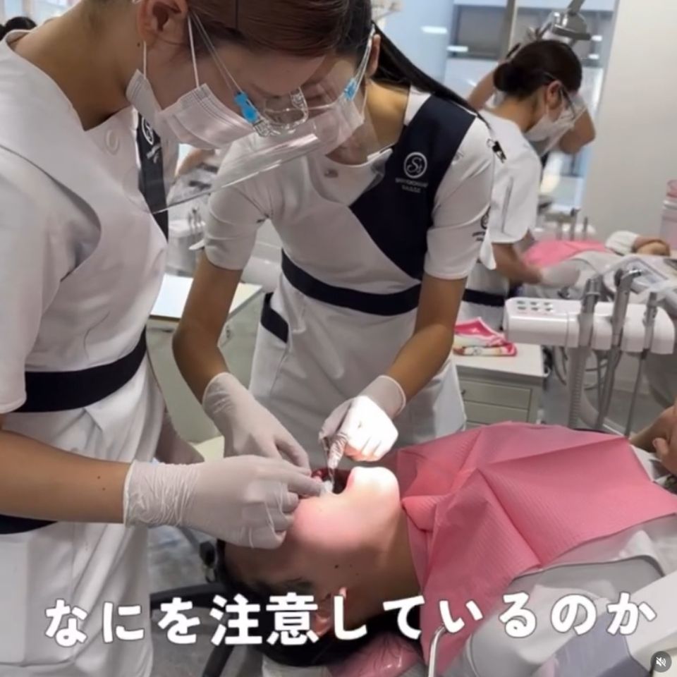 歯科衛生士科2年生が患者・1年生が術者の印象採得合同実習を行いまし